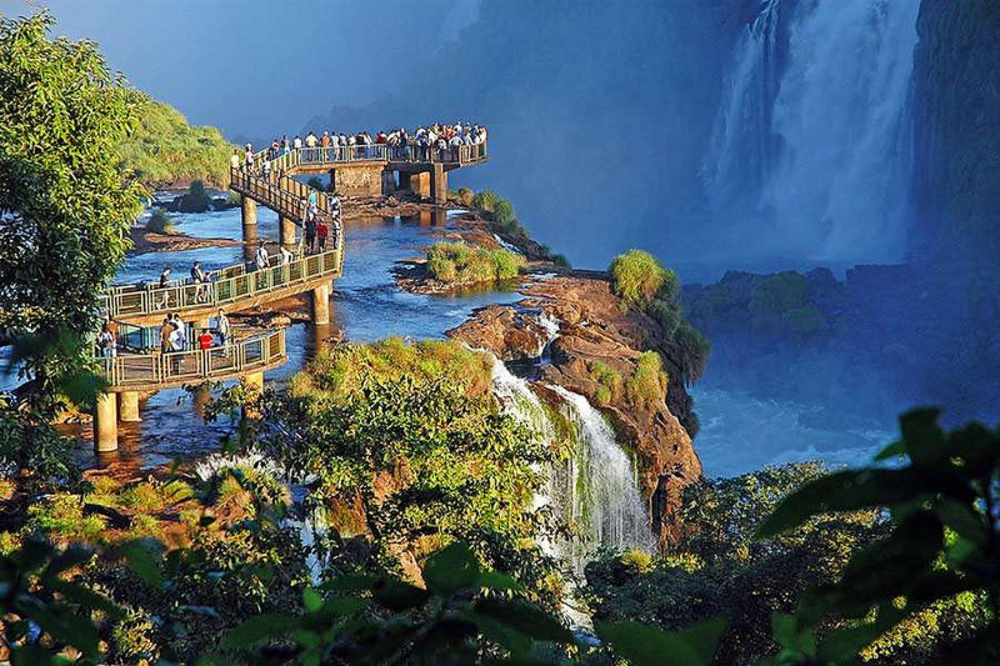 Beautiful scenes. Водопад Игуасу. Водопад и мост mахунцети. Махунсети мосты и водопады. Beautiful places Weles.