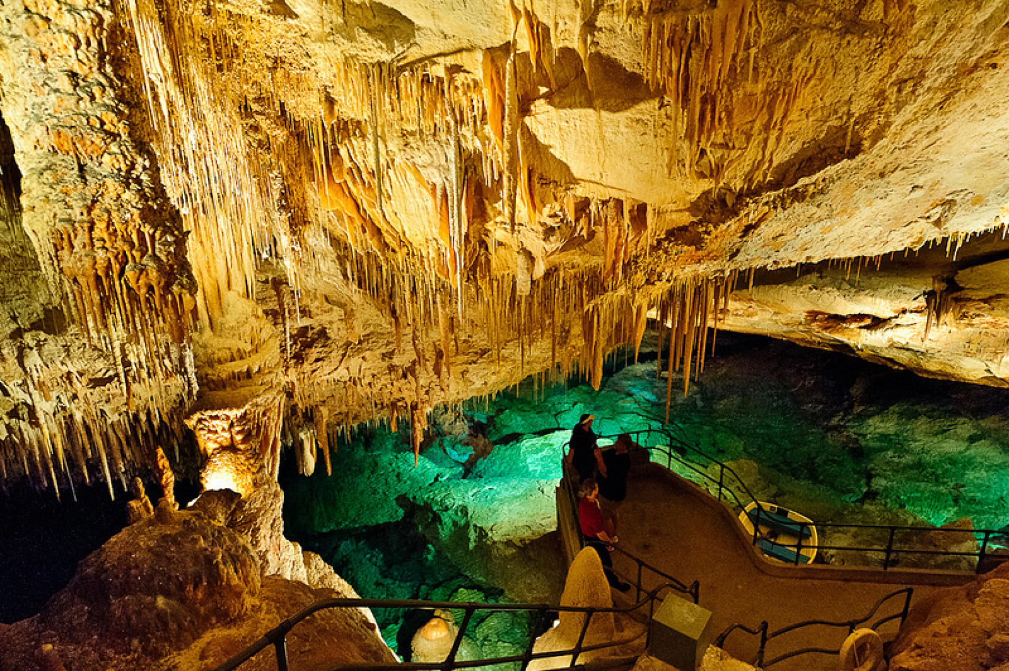 Azas cave. Пещеры Кристал-Кейв бермуды. Пещера фун фун Доминикана. Пещера Дрипстон Австрия. Пещера рай (Свентокшиские горы).