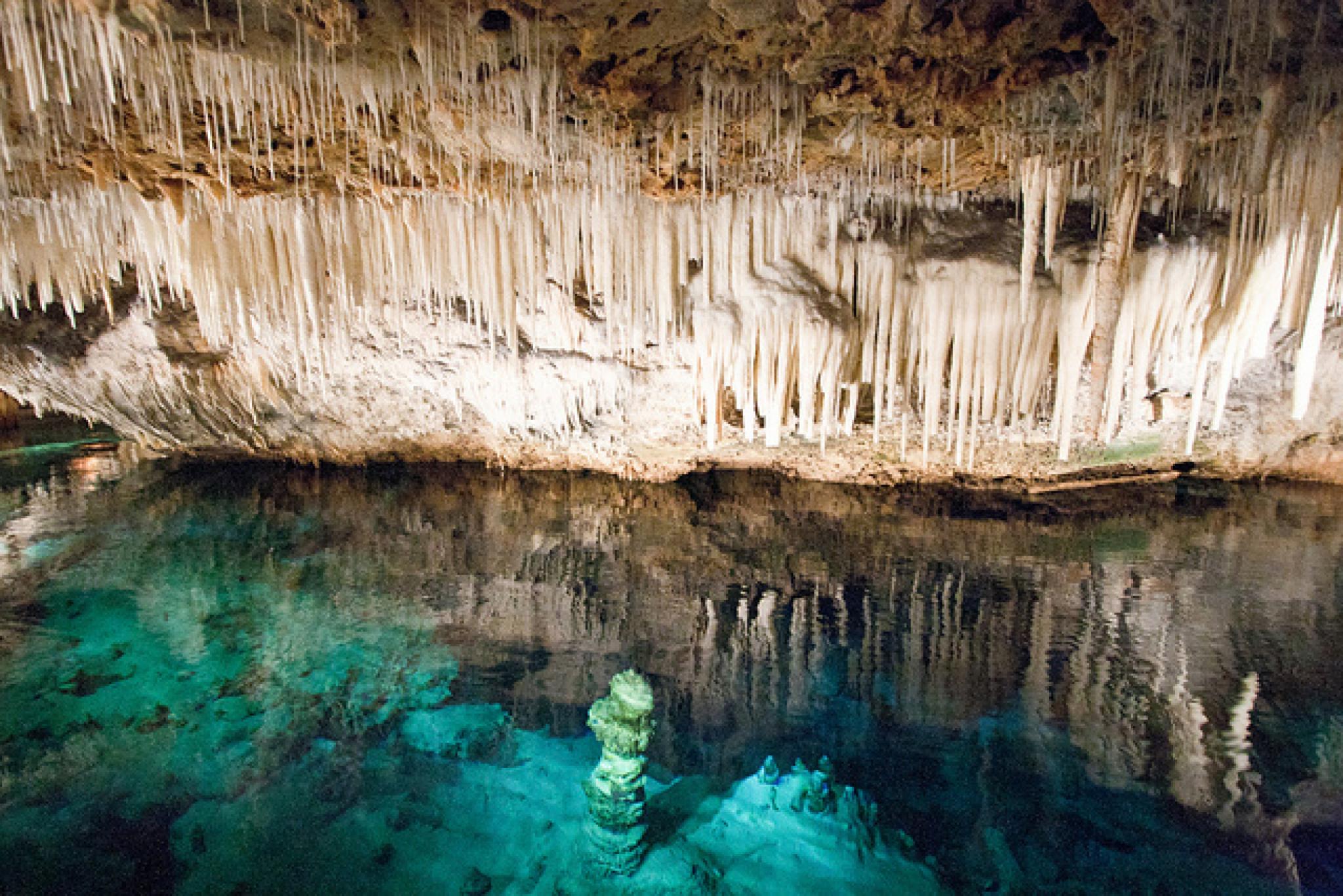 Diamond cave. Пещера Куэва де Лос Кристалес. Пещеры Кристал-Кейв бермуды. Пещера кристаллов гигантов в Мексике. Хрустальная пещера Бермудские острова.